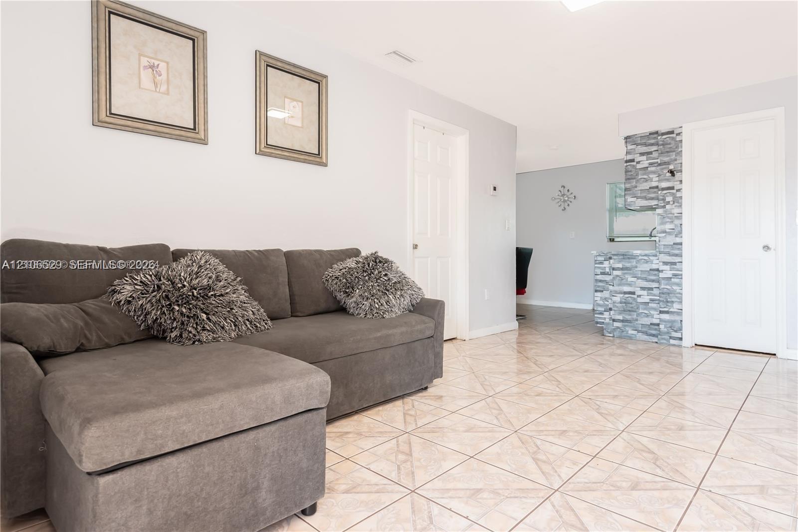   /  2079 sq. ft. $ 2026-10-14 0 foto