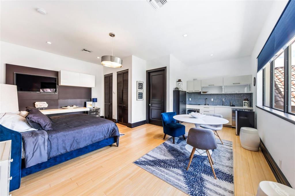 Ver detalles 1203 4 / 5143 sq. ft. $ 2026-10-15 0 foto