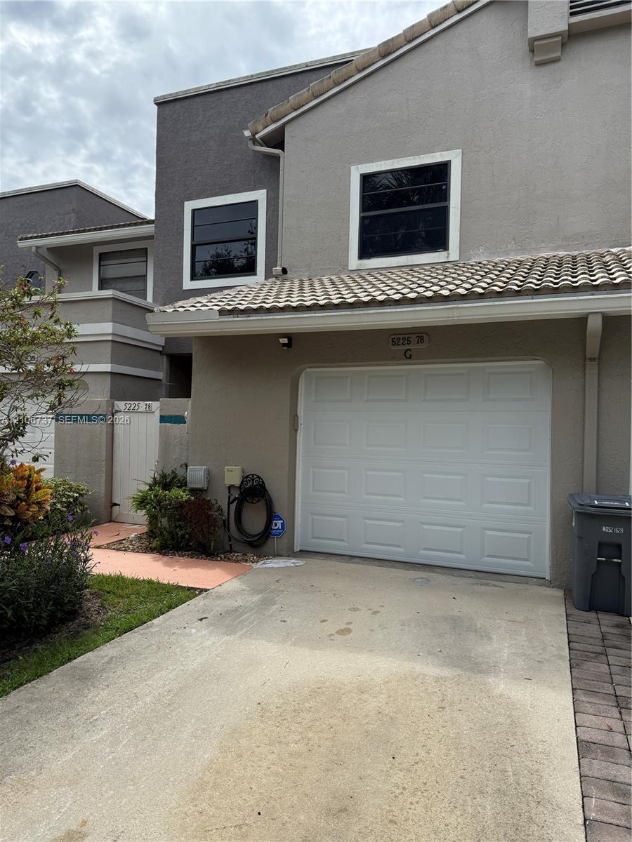 Ver detalles 5225 3 / 3 1793 sq. ft. $ 2026-10-14 0 foto