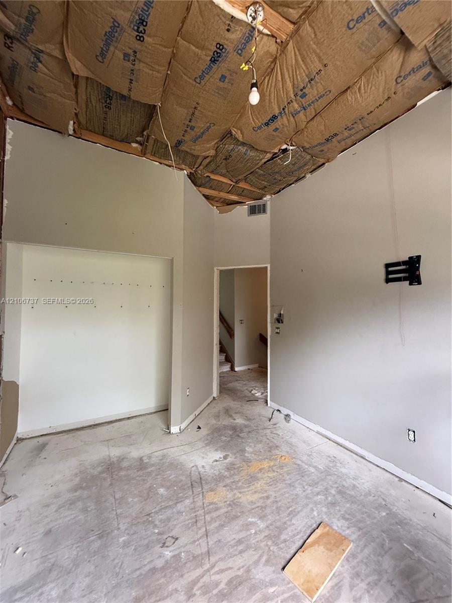 Ver detalles 5225 3 / 3 1793 sq. ft. $ 2026-10-14 0 foto