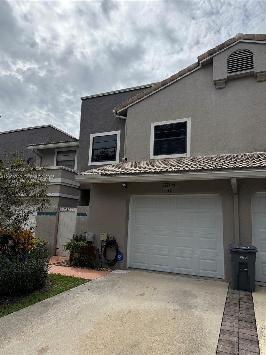 Ver detalles 5225 3 / 3 1793 sq. ft. $ 2026-10-14 0 foto
