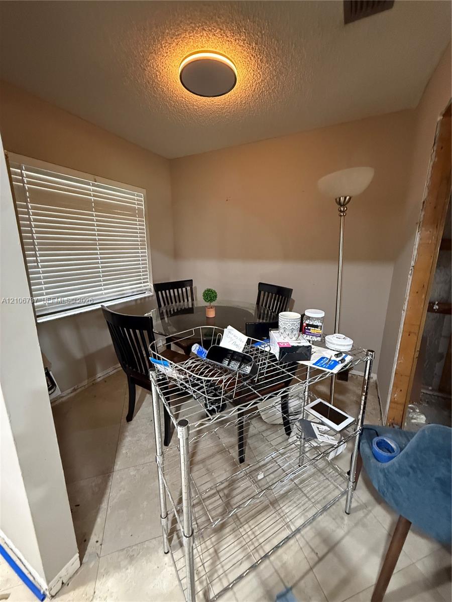 Ver detalles 5225 3 / 3 1793 sq. ft. $ 2026-10-14 0 foto