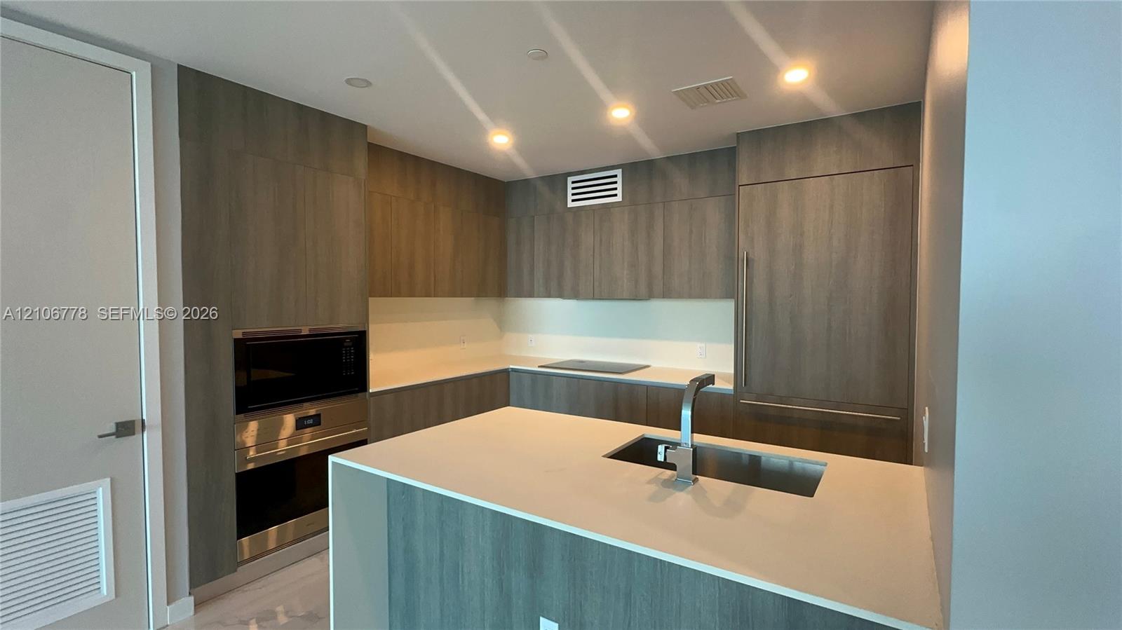 See details 803 2 / 3 1361 sq. ft. $ 2026-10-14 0 Photo