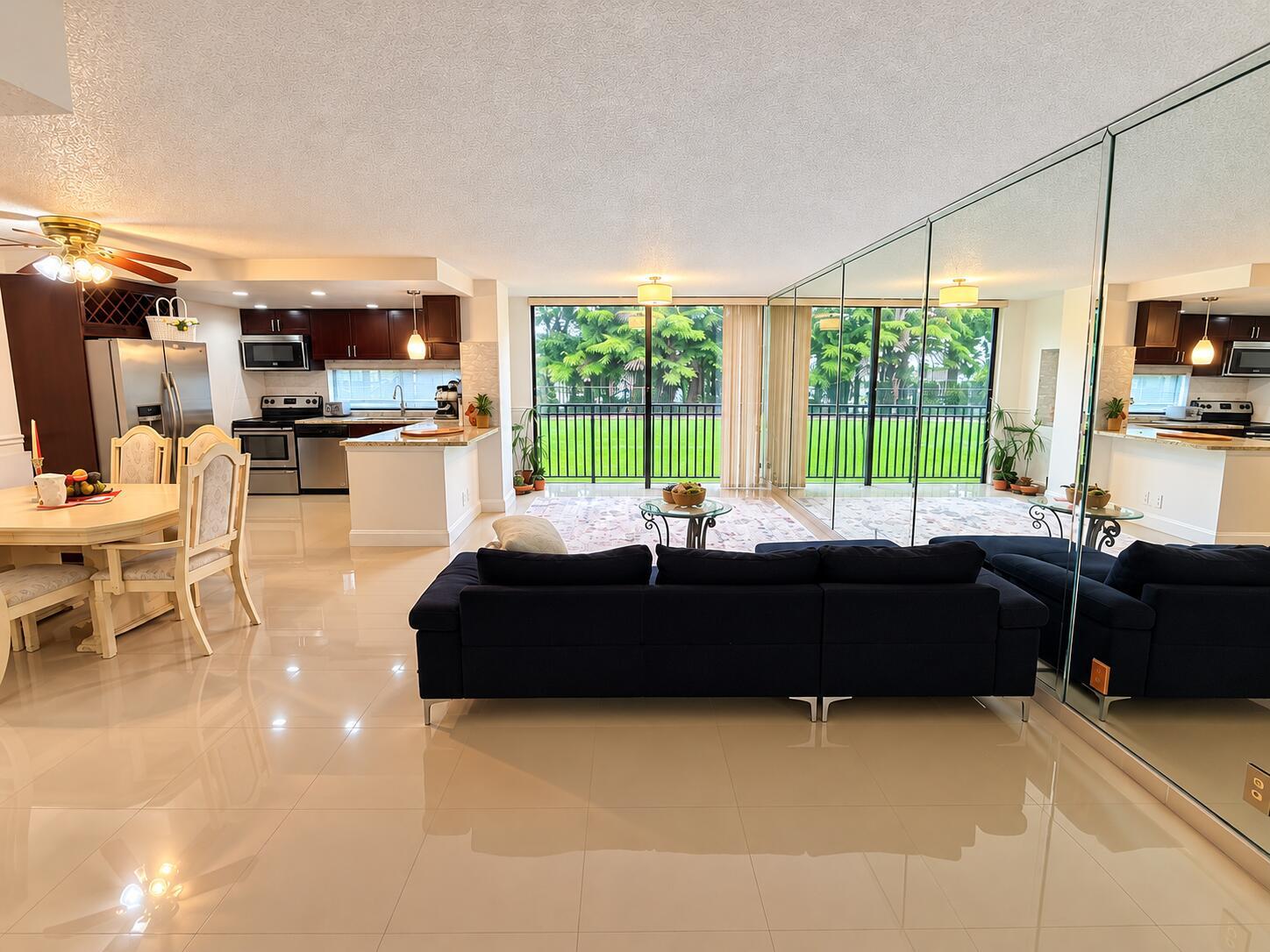 Sala moderna con vista al jardín