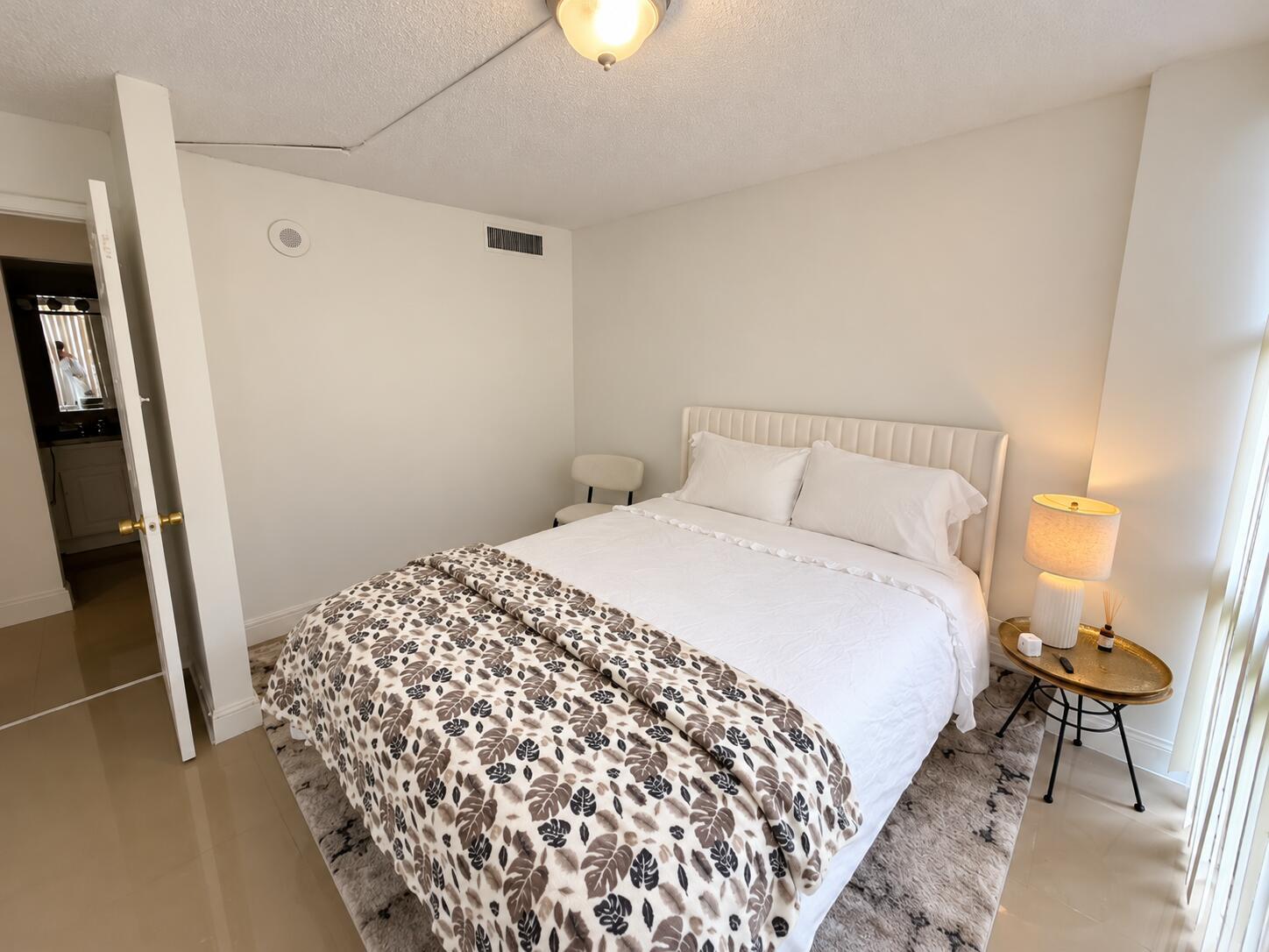 Dormitorio moderno limpio y acogedor
