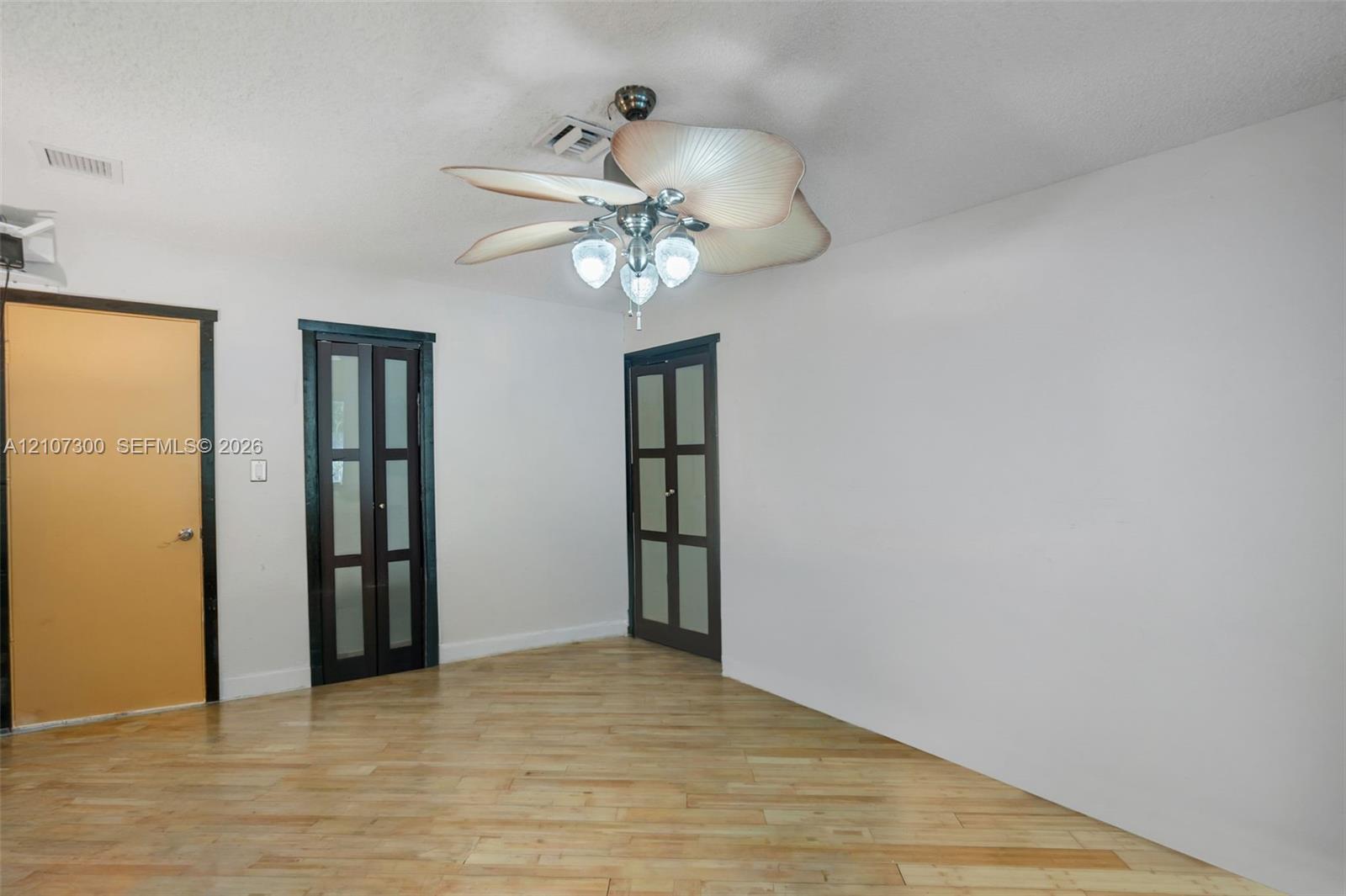   /  1828 sq. ft. $ 2026-10-15 0 foto