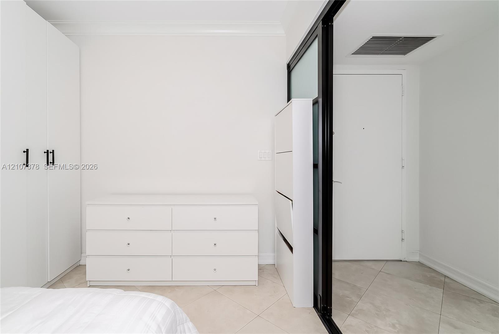 See details 3511 3 / 2 1554 sq. ft. $ 2026-10-15 0 Photo