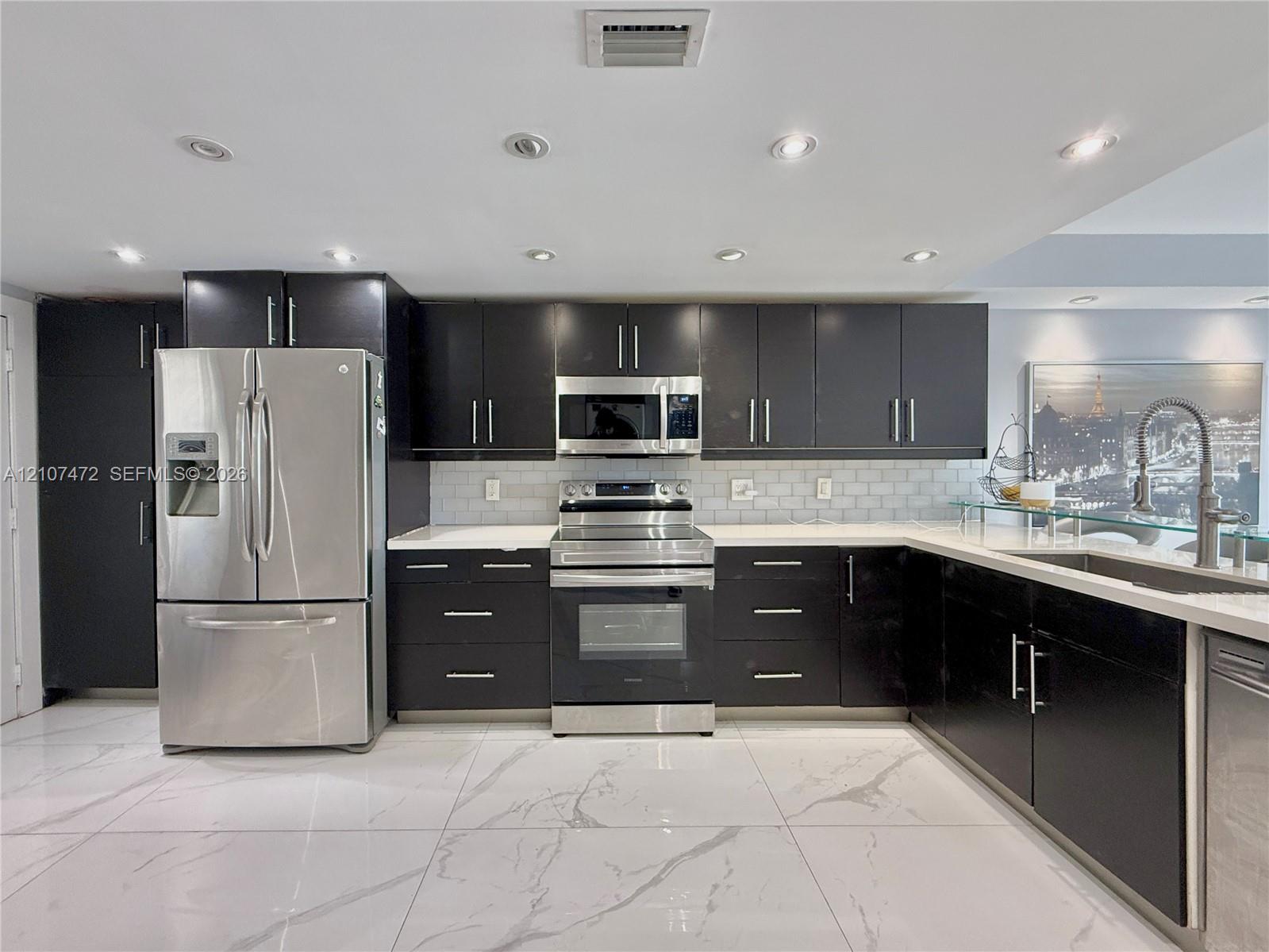 717-1 2 / 2 1315 sq. ft. $ 2026-10-15 0 foto