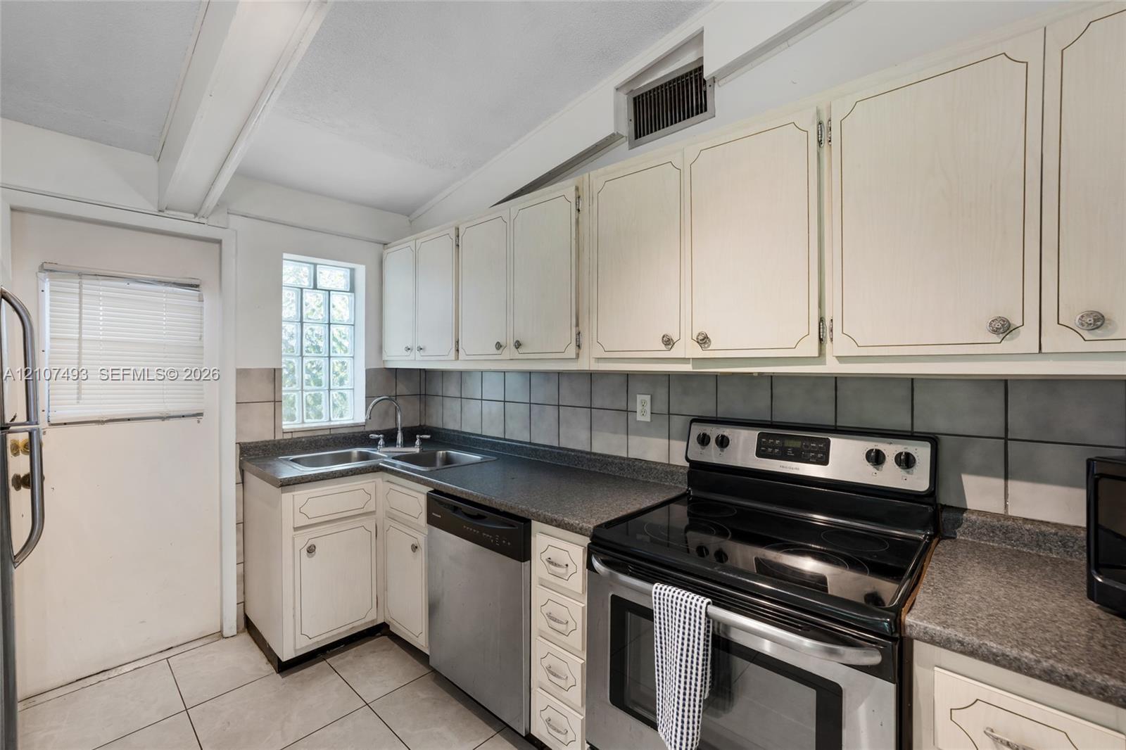 See details / 3299 sq. ft. $ 2026-10-15 0 Photo
