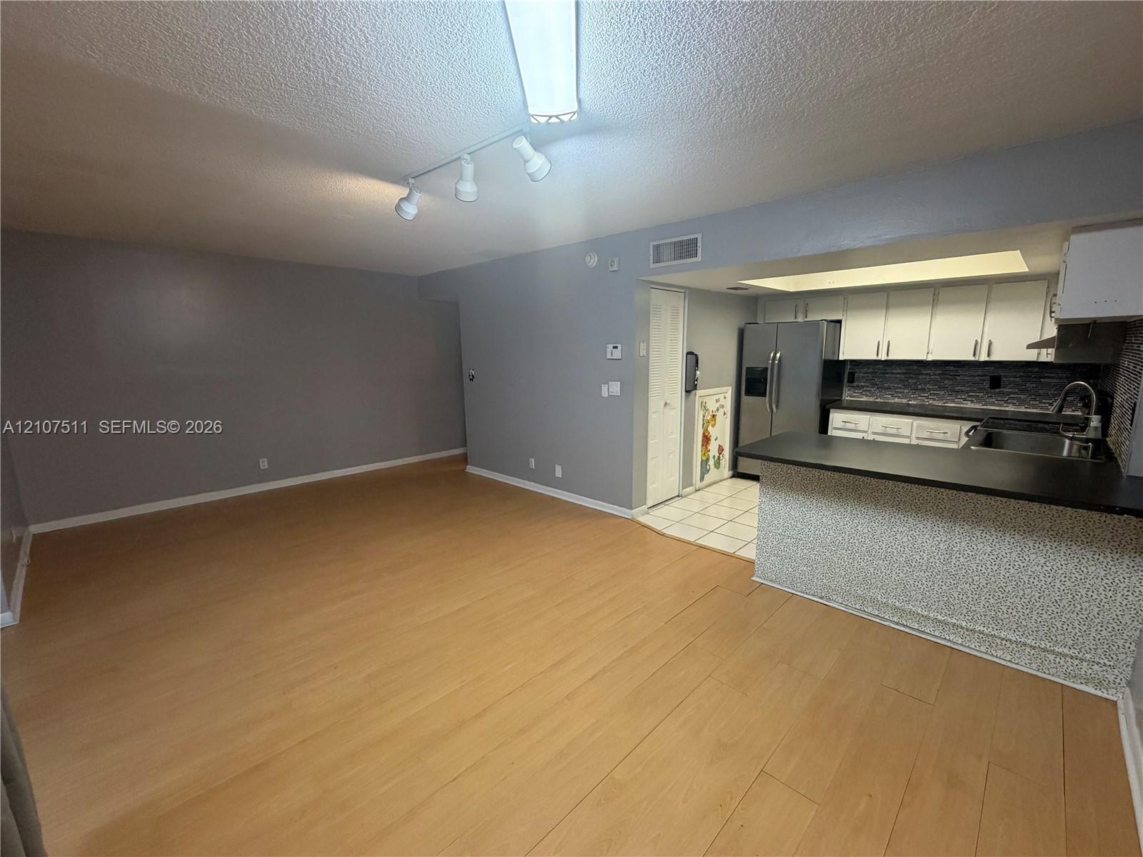 Ver detalles 5-4 3 / 3 1590 sq. ft. $ 2026-10-15 0 foto