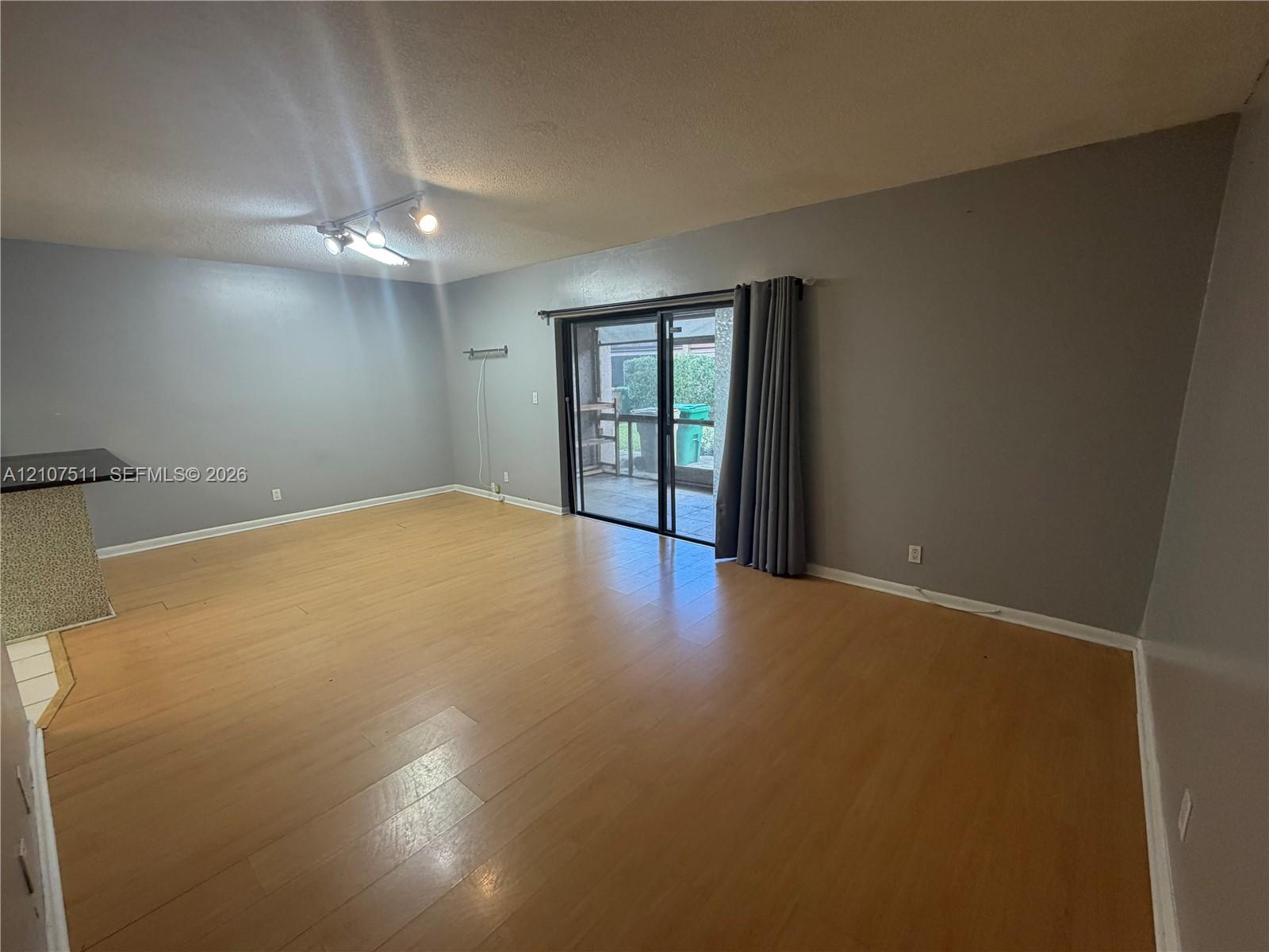 Ver detalles 5-4 3 / 3 1590 sq. ft. $ 2026-10-15 0 foto