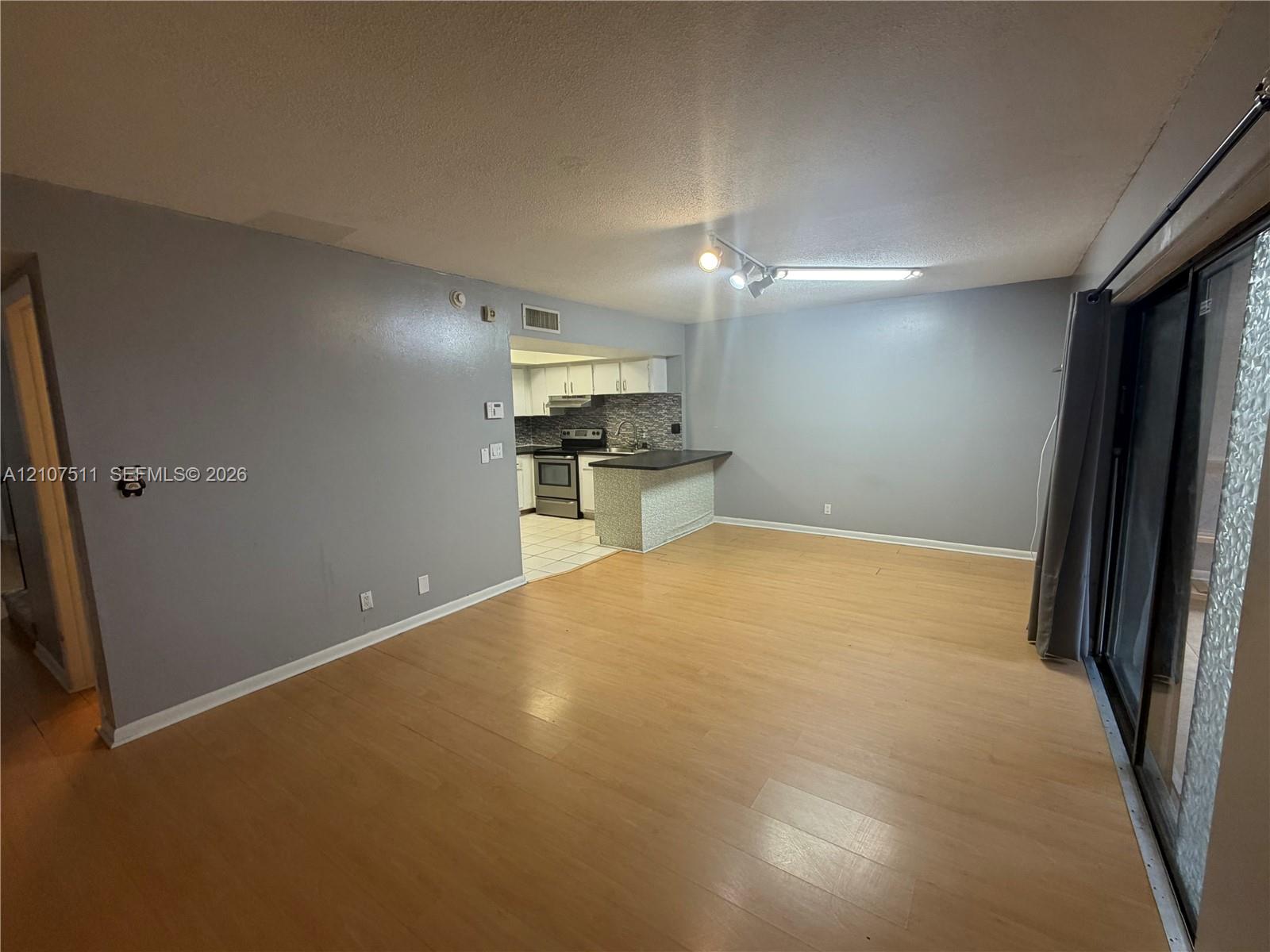 Ver detalles 5-4 3 / 3 1590 sq. ft. $ 2026-10-15 0 foto