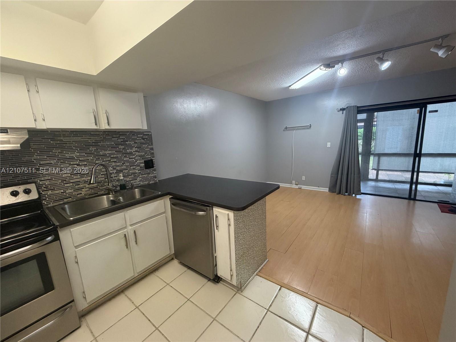 Ver detalles 5-4 3 / 3 1590 sq. ft. $ 2026-10-15 0 foto
