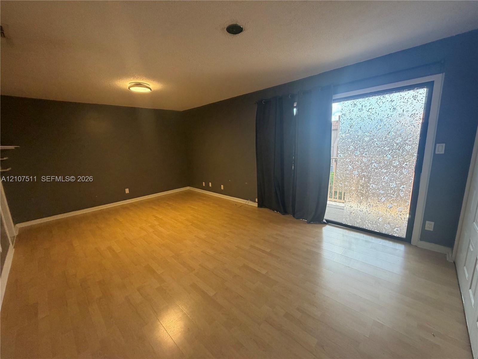 Ver detalles 5-4 3 / 3 1590 sq. ft. $ 2026-10-15 0 foto