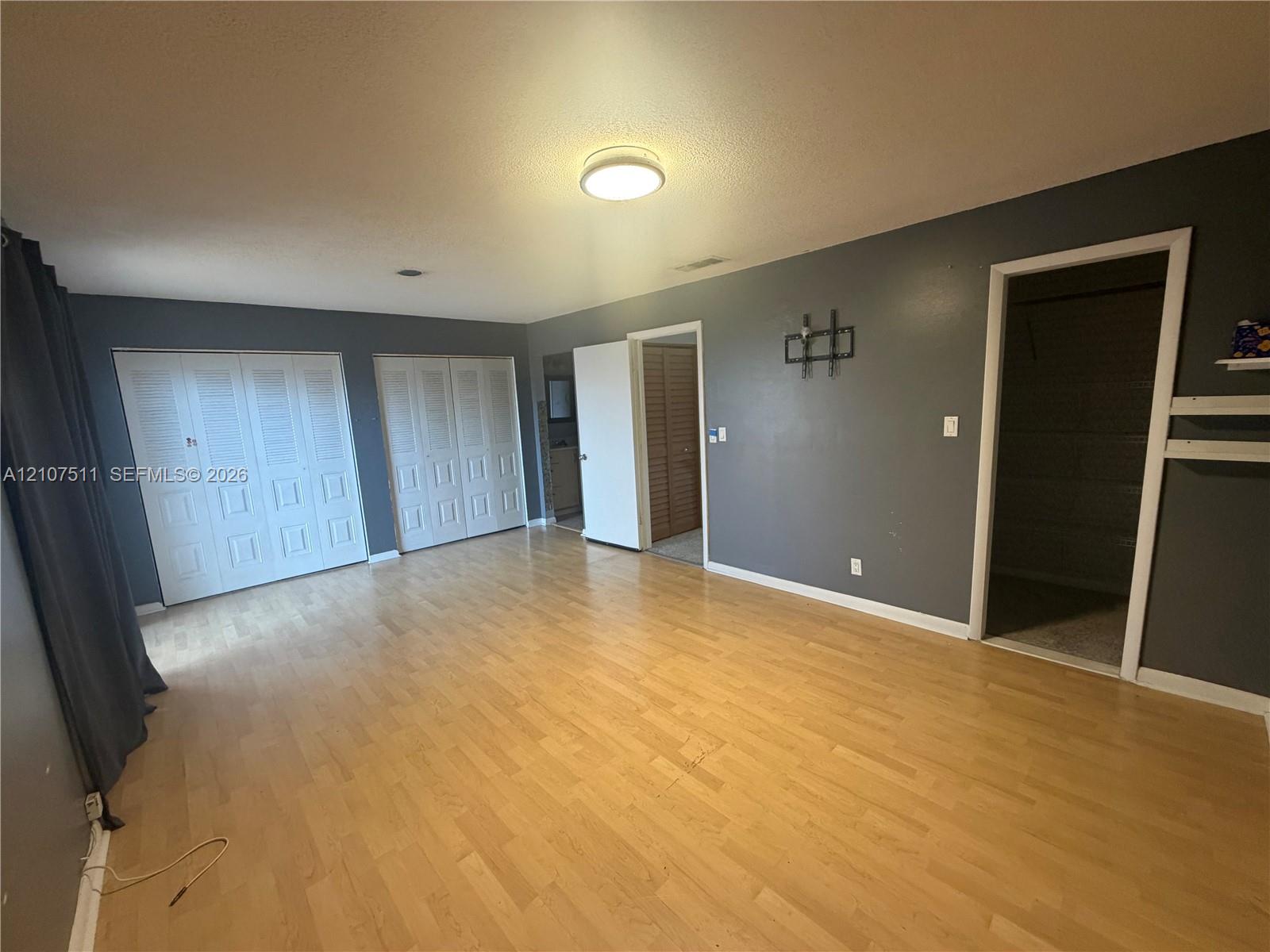 Ver detalles 5-4 3 / 3 1590 sq. ft. $ 2026-10-15 0 foto