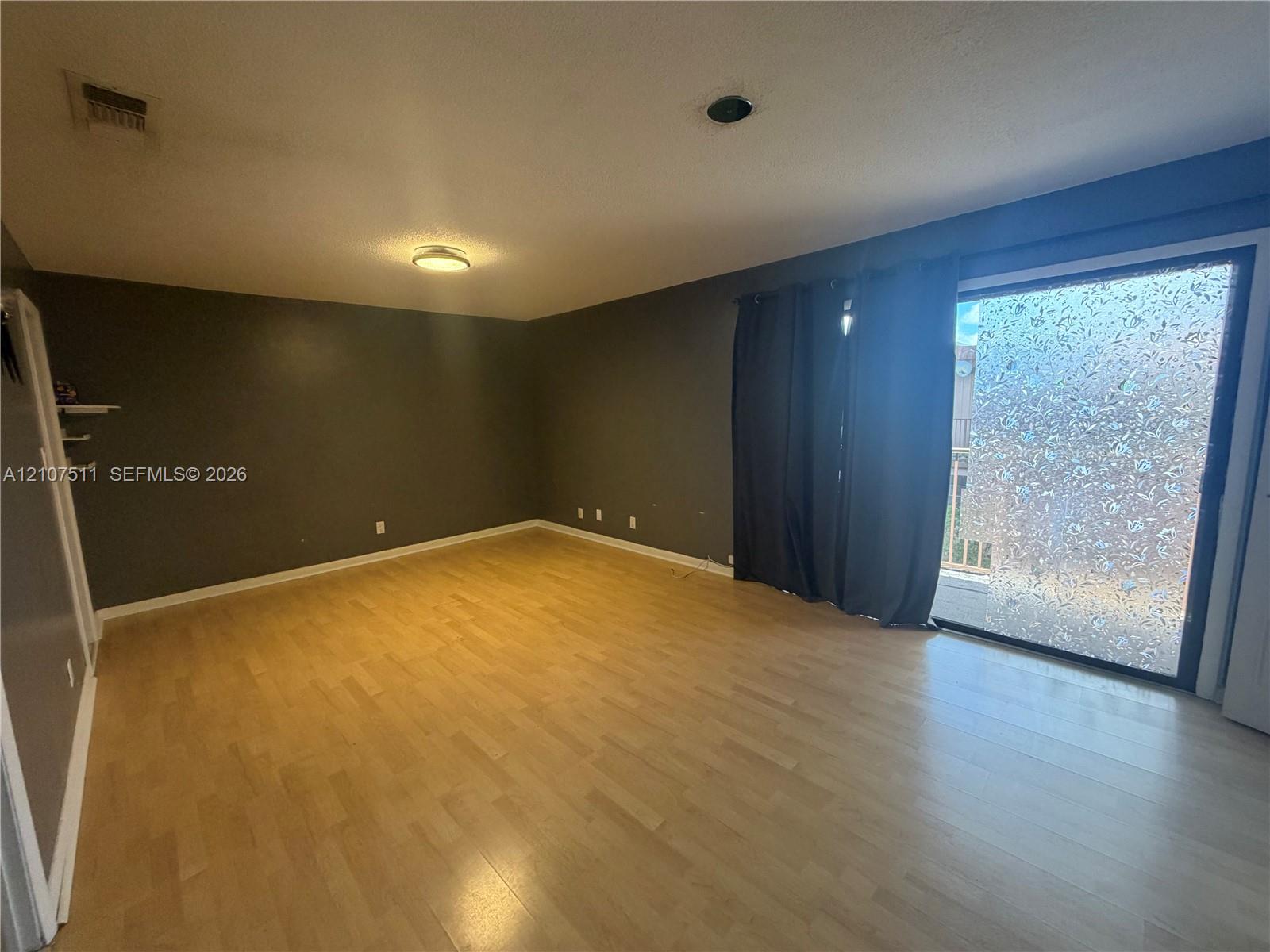 Ver detalles 5-4 3 / 3 1590 sq. ft. $ 2026-10-15 0 foto