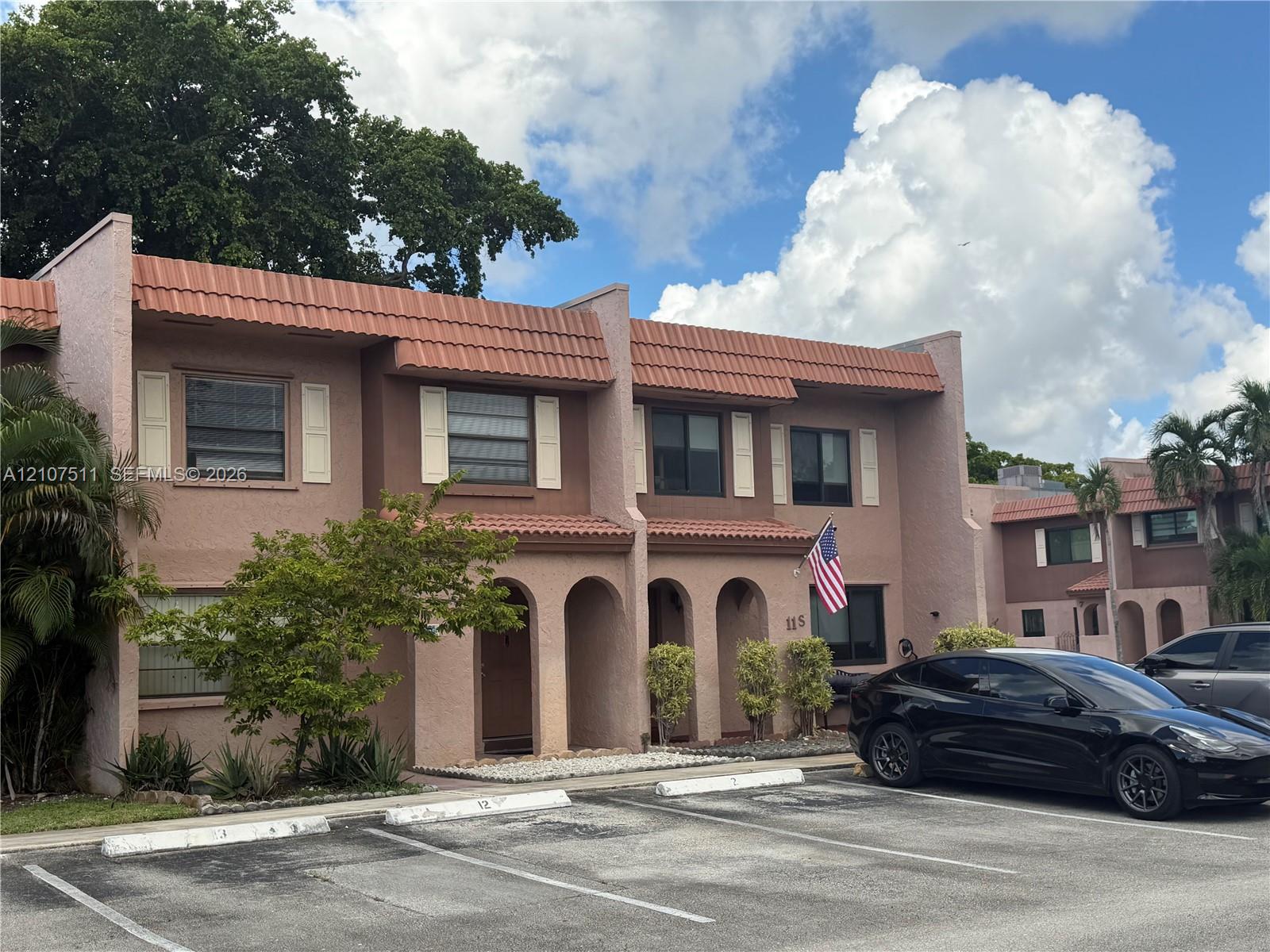 Ver detalles 5-4 3 / 3 1590 sq. ft. $ 2026-10-15 0 foto