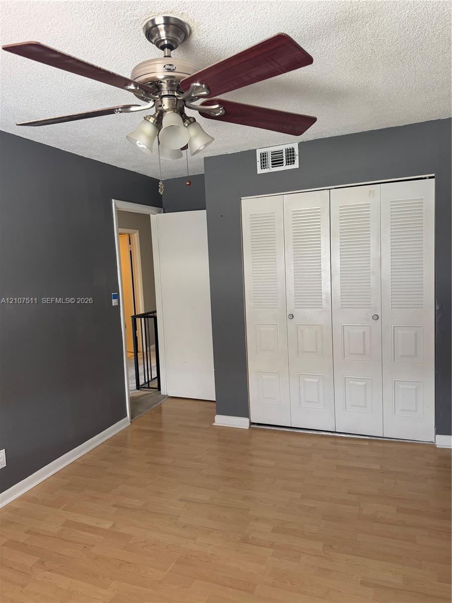 Ver detalles 5-4 3 / 3 1590 sq. ft. $ 2026-10-15 0 foto