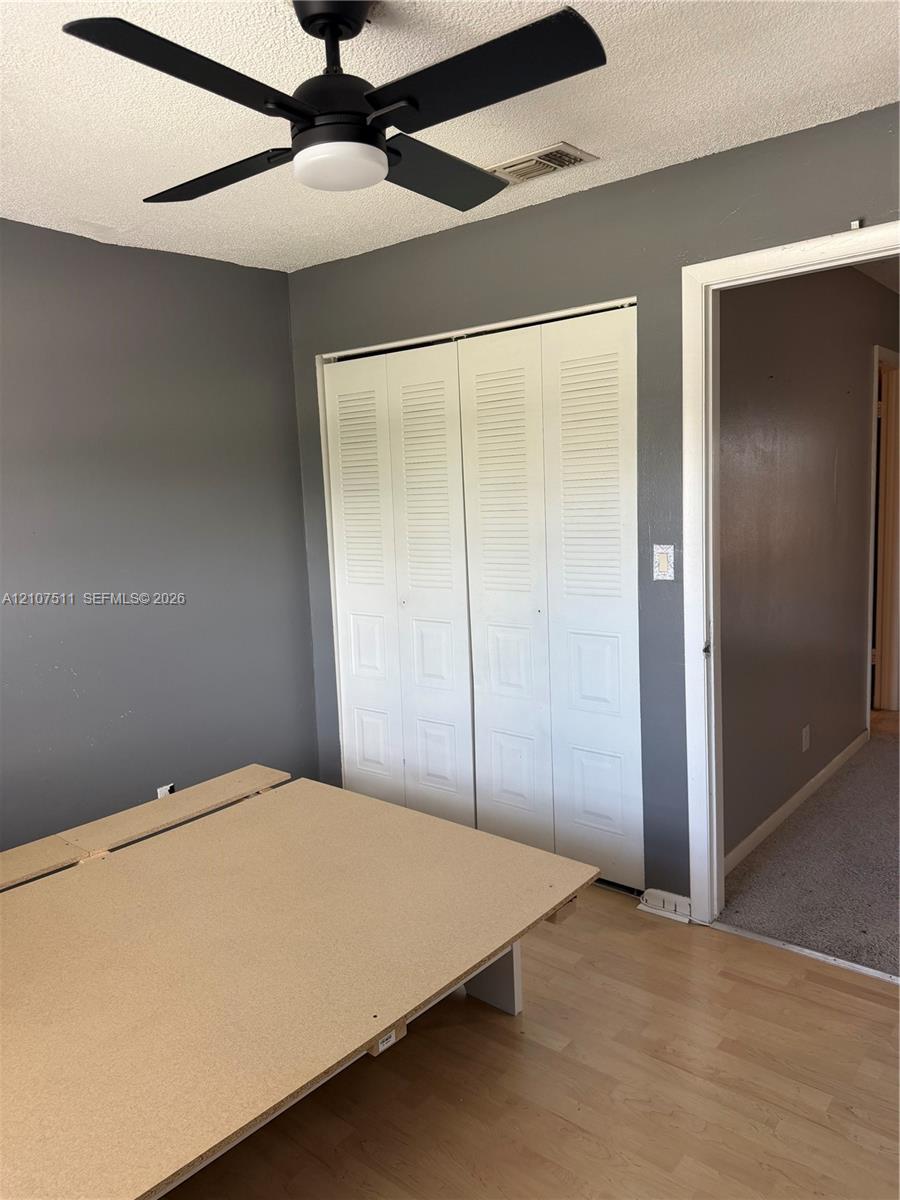 Ver detalles 5-4 3 / 3 1590 sq. ft. $ 2026-10-15 0 foto