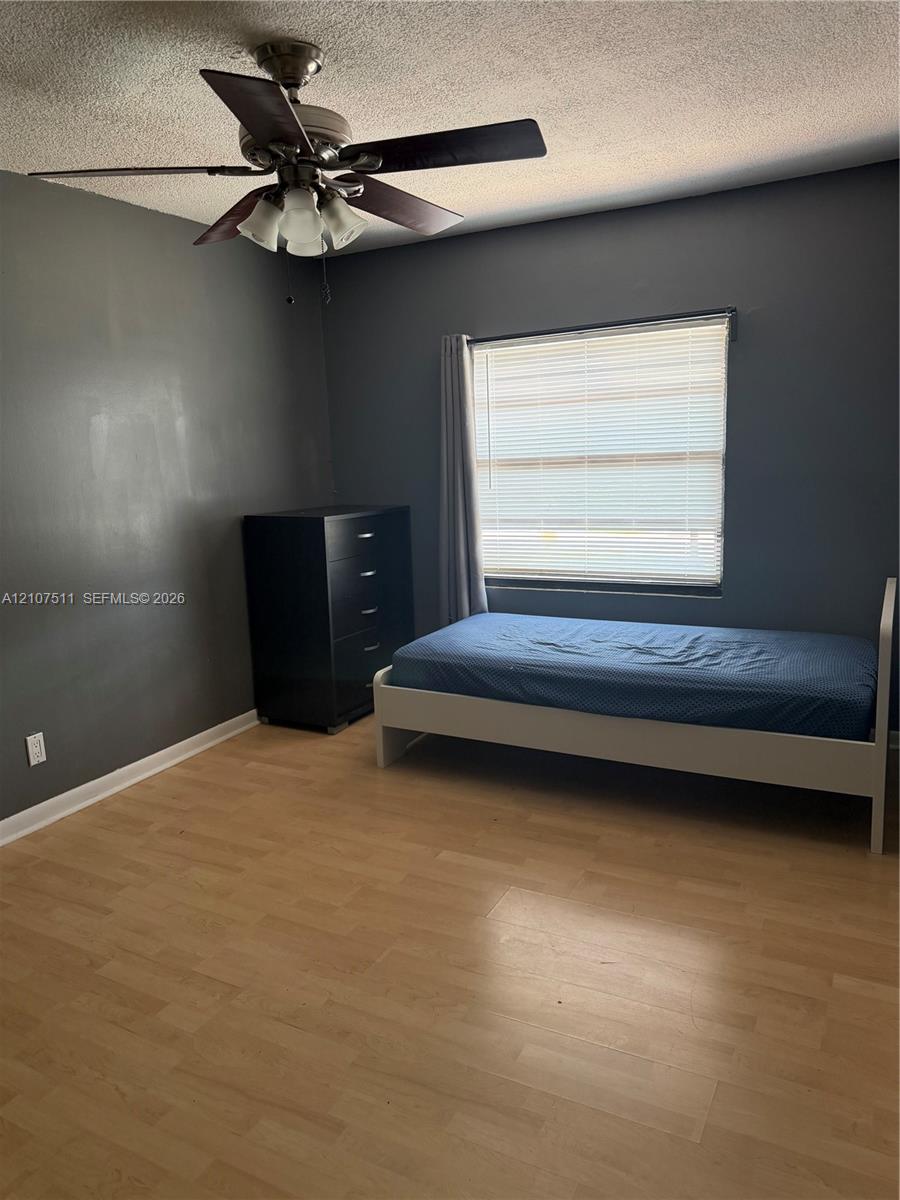 Ver detalles 5-4 3 / 3 1590 sq. ft. $ 2026-10-15 0 foto