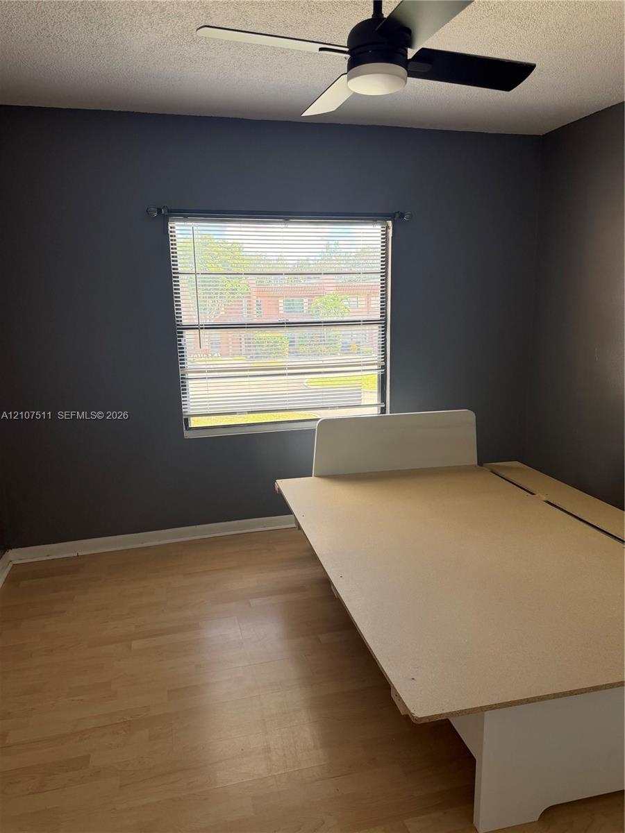 Ver detalles 5-4 3 / 3 1590 sq. ft. $ 2026-10-15 0 foto