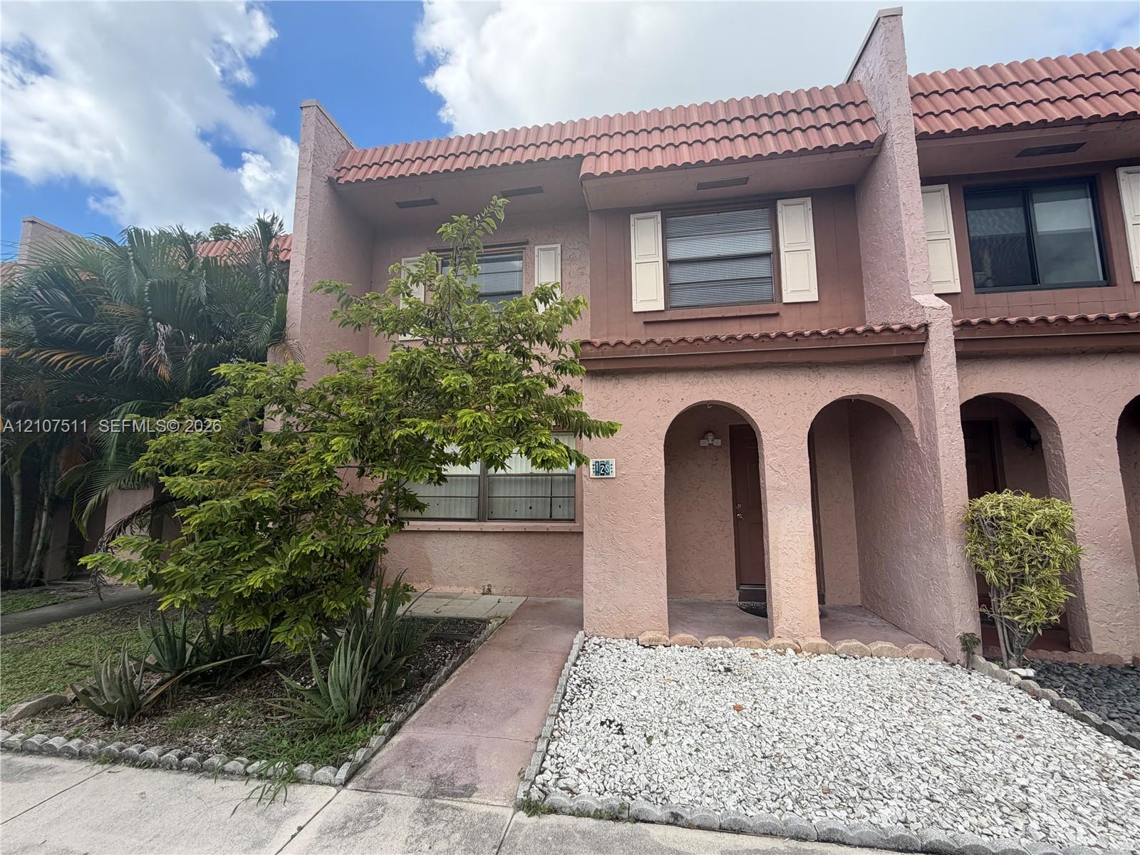 Ver detalles 5-4 3 / 3 1590 sq. ft. $ 2026-10-15 0 foto