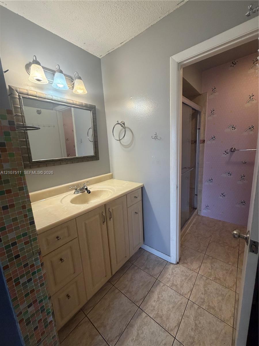 Ver detalles 5-4 3 / 3 1590 sq. ft. $ 2026-10-15 0 foto