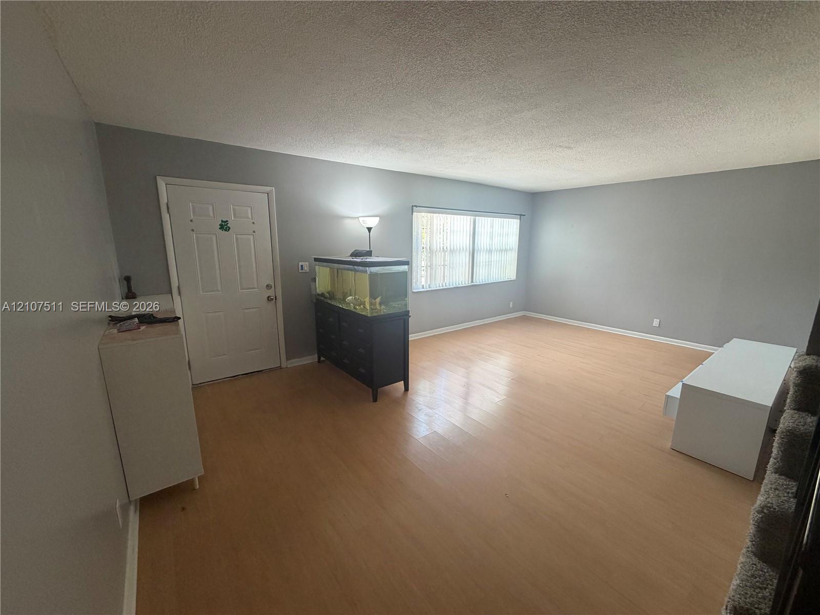 Ver detalles 5-4 3 / 3 1590 sq. ft. $ 2026-10-15 0 foto