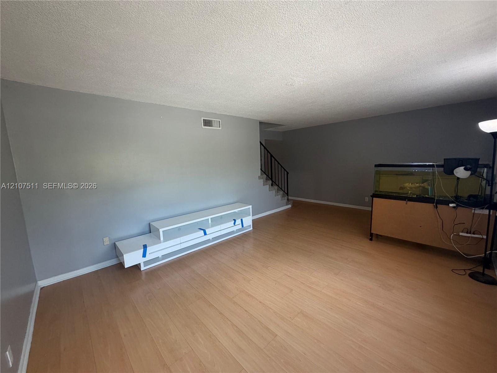 Ver detalles 5-4 3 / 3 1590 sq. ft. $ 2026-10-15 0 foto