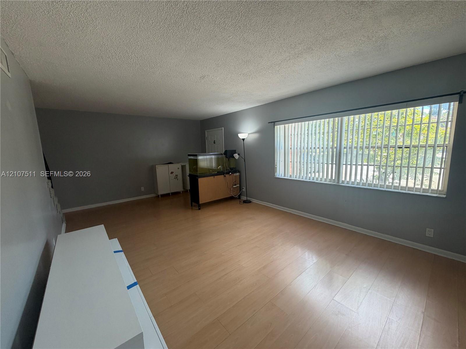 Ver detalles 5-4 3 / 3 1590 sq. ft. $ 2026-10-15 0 foto