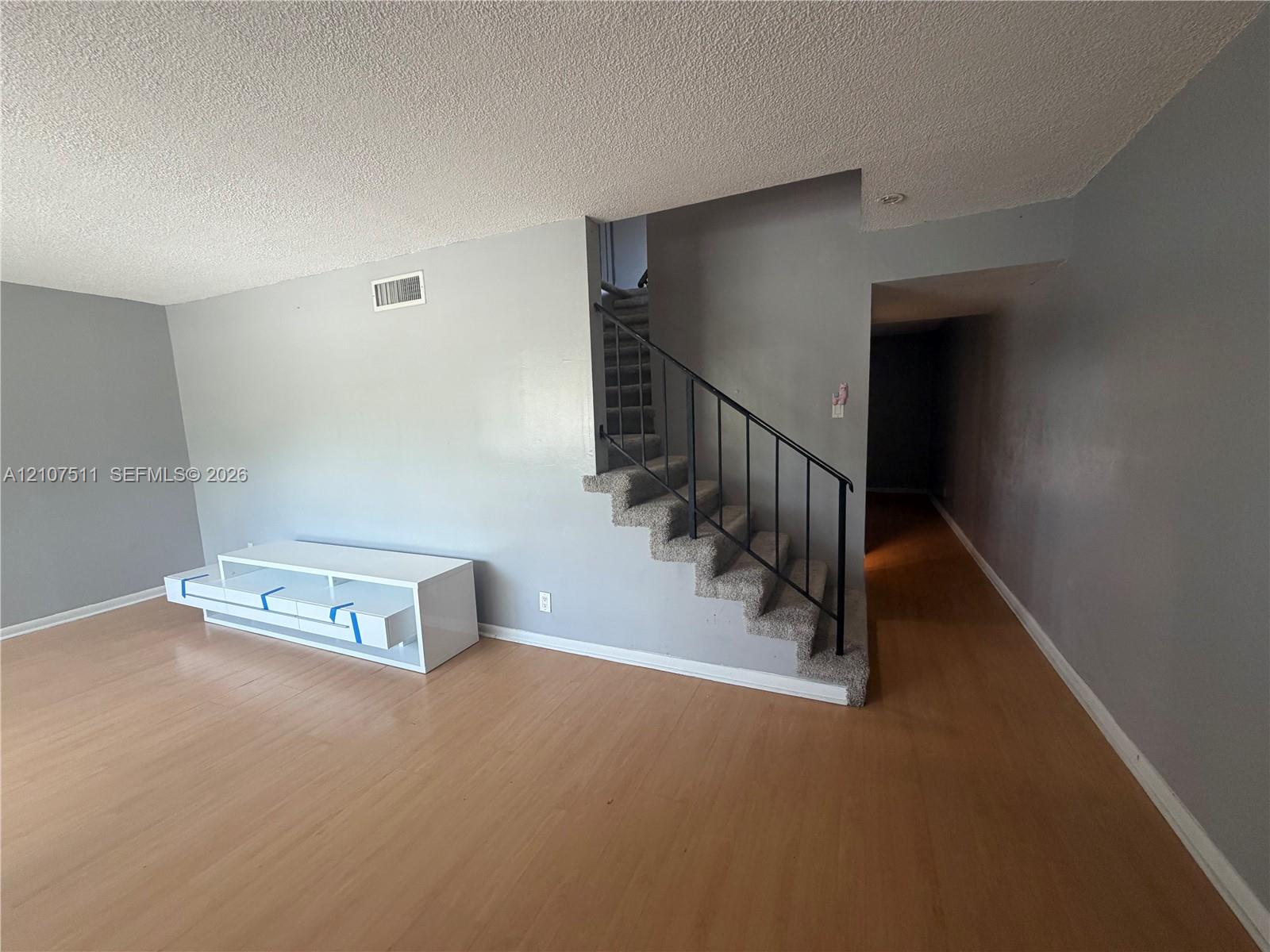 Ver detalles 5-4 3 / 3 1590 sq. ft. $ 2026-10-15 0 foto