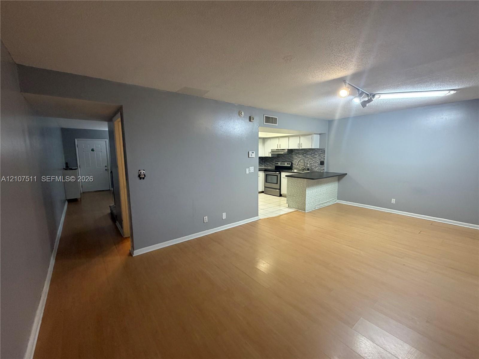 Ver detalles 5-4 3 / 3 1590 sq. ft. $ 2026-10-15 0 foto