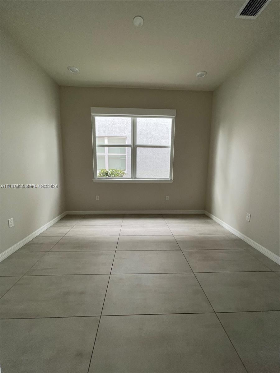See details 4615 3 / 3 2220 sq. ft. $ 2026-10-15 0 Photo