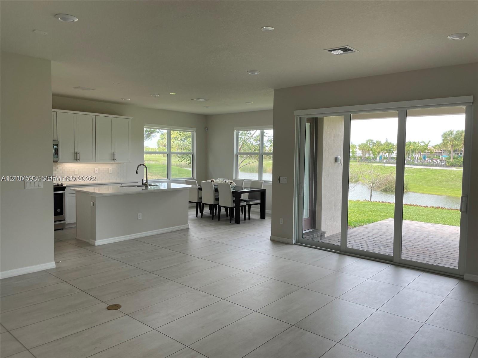 See details 4615 3 / 3 2220 sq. ft. $ 2026-10-15 0 Photo