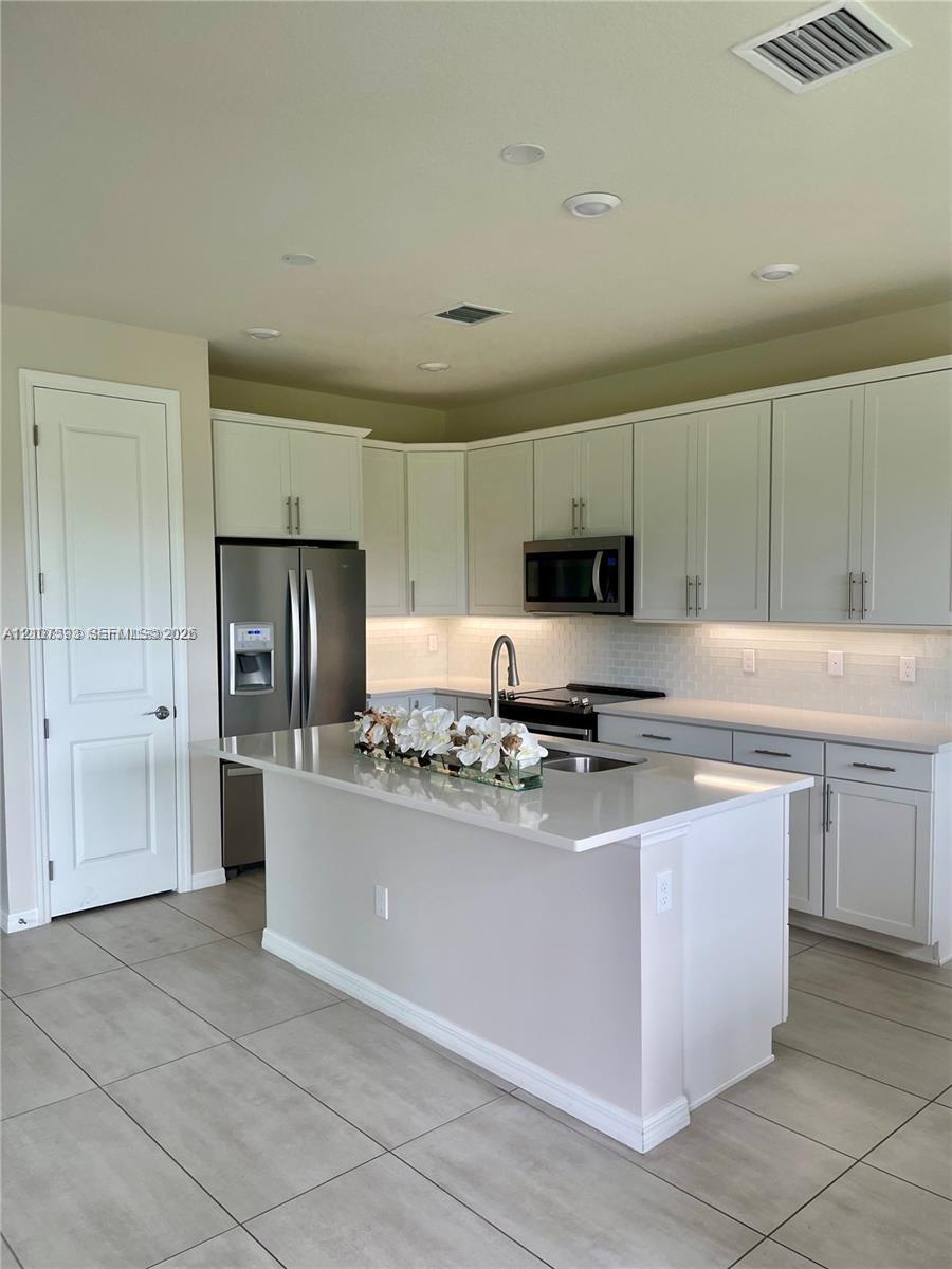 See details 4615 3 / 3 2220 sq. ft. $ 2026-10-15 0 Photo