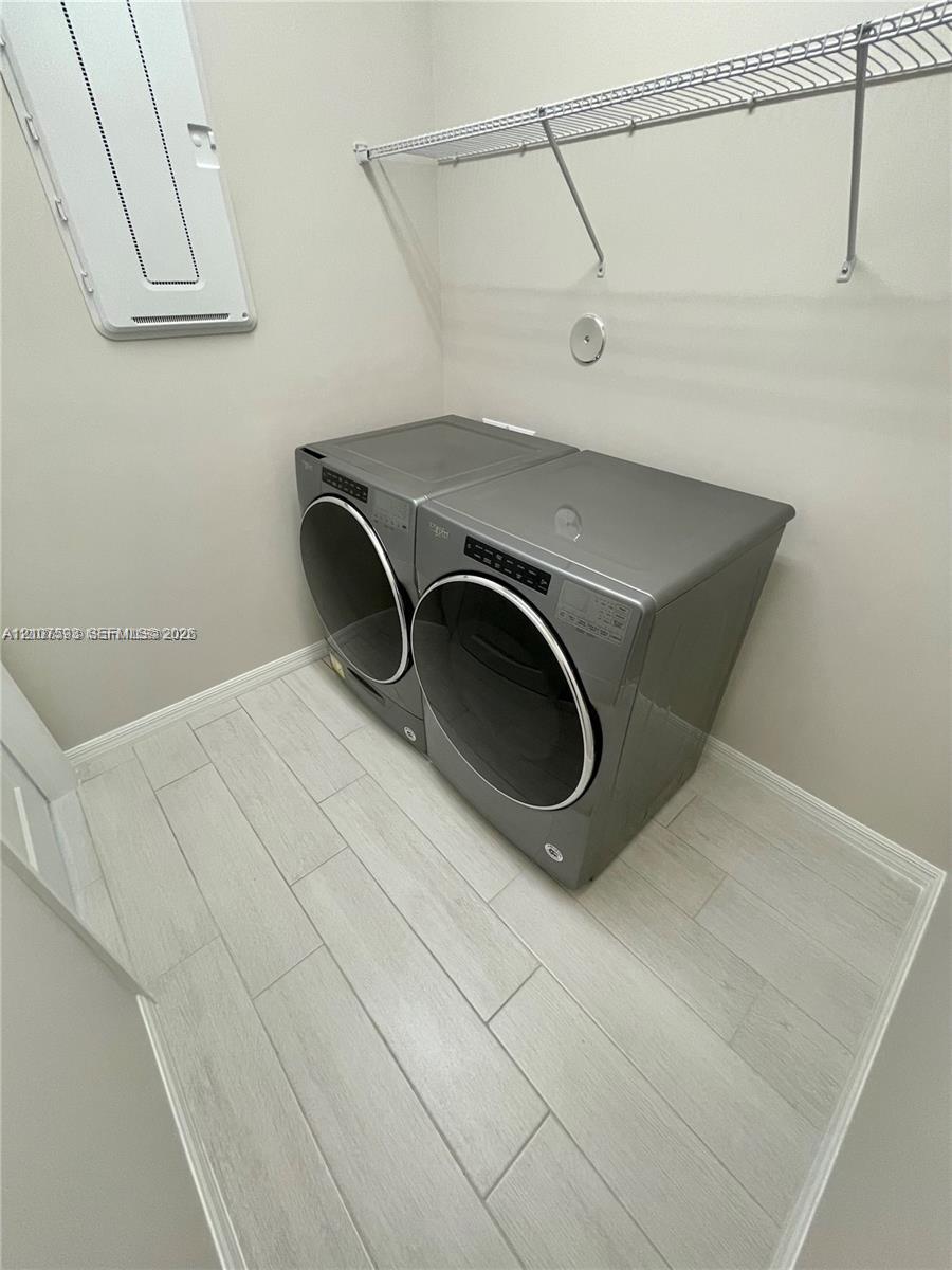 See details 4615 3 / 3 2220 sq. ft. $ 2026-10-15 0 Photo