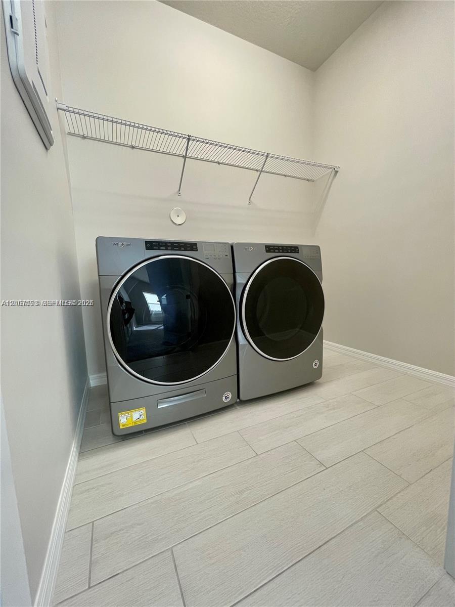 See details 4615 3 / 3 2220 sq. ft. $ 2026-10-15 0 Photo