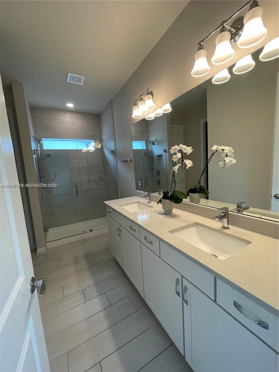 See details 4615 3 / 3 2220 sq. ft. $ 2026-10-15 0 Photo