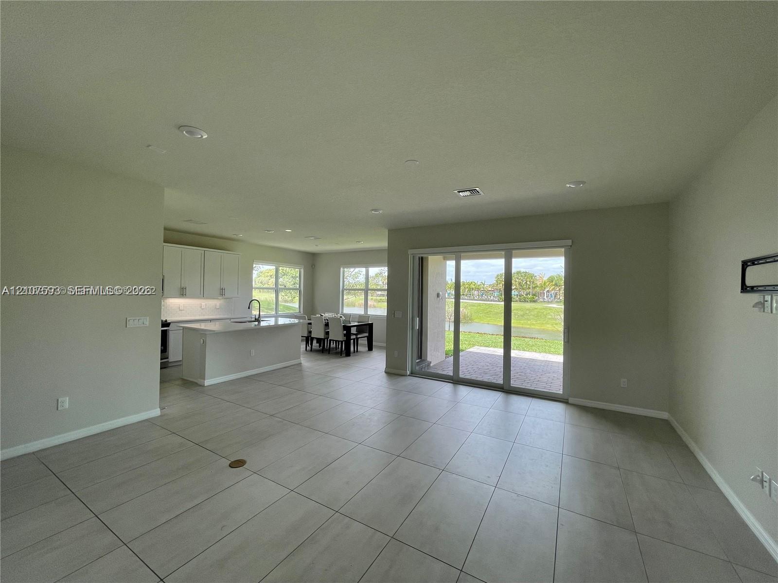 See details 4615 3 / 3 2220 sq. ft. $ 2026-10-15 0 Photo