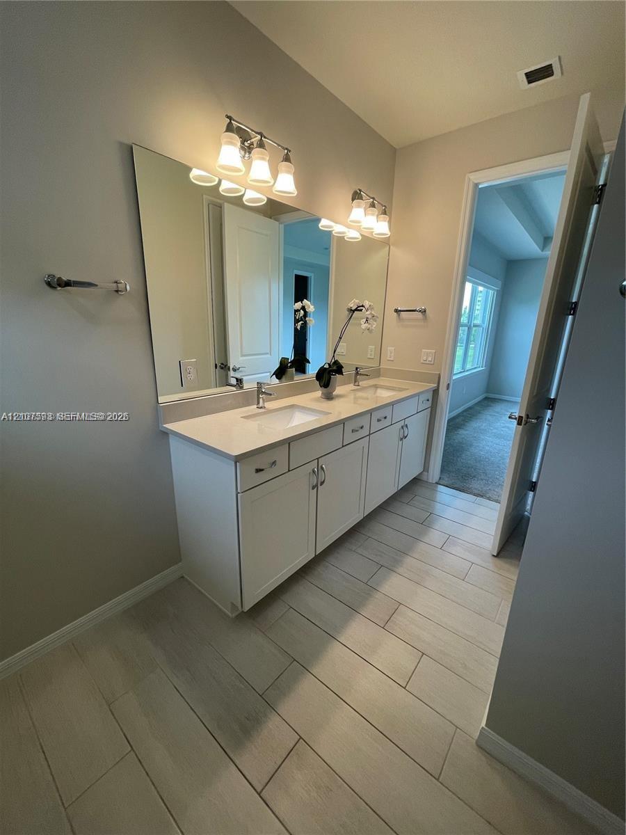See details 4615 3 / 3 2220 sq. ft. $ 2026-10-15 0 Photo