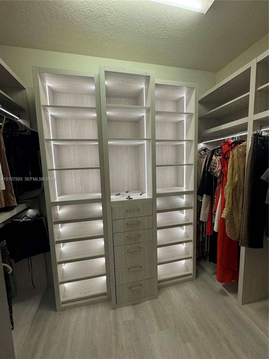 See details 4615 3 / 3 2220 sq. ft. $ 2026-10-15 0 Photo