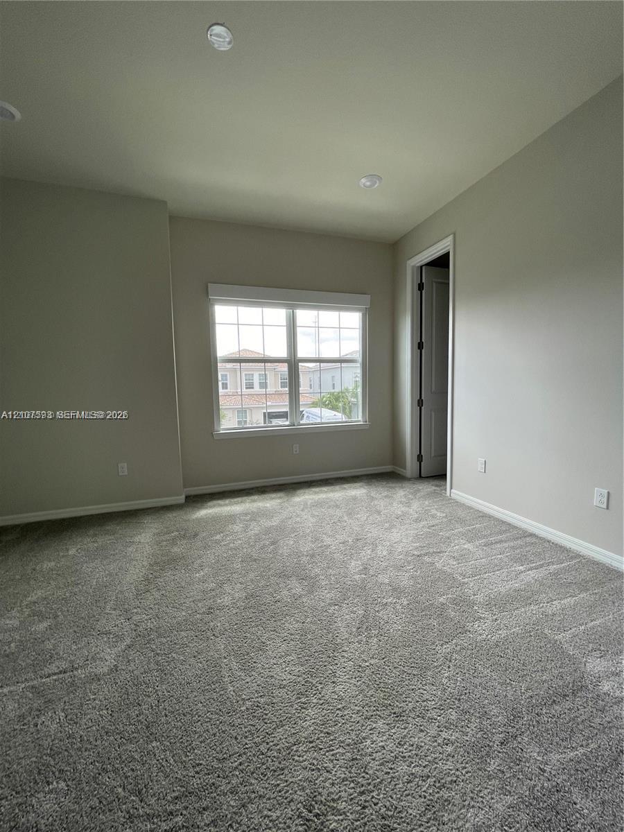 See details 4615 3 / 3 2220 sq. ft. $ 2026-10-15 0 Photo
