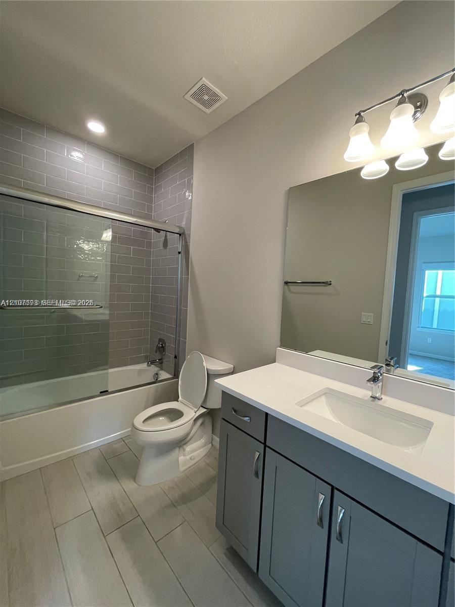 See details 4615 3 / 3 2220 sq. ft. $ 2026-10-15 0 Photo