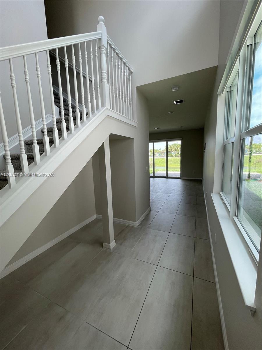See details 4615 3 / 3 2220 sq. ft. $ 2026-10-15 0 Photo