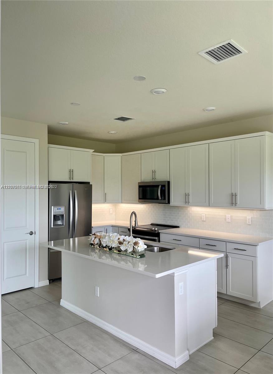 See details 4615 3 / 3 2220 sq. ft. $ 2026-10-15 0 Photo