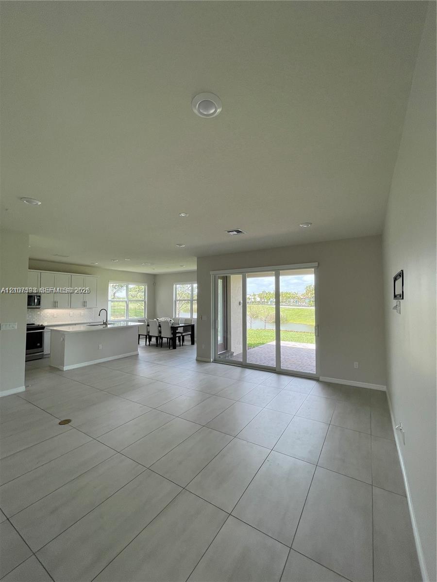 See details 4615 3 / 3 2220 sq. ft. $ 2026-10-15 0 Photo