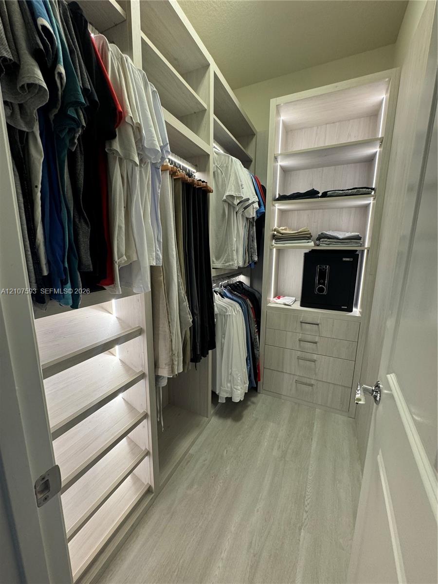 See details 4615 3 / 3 2220 sq. ft. $ 2026-10-15 0 Photo