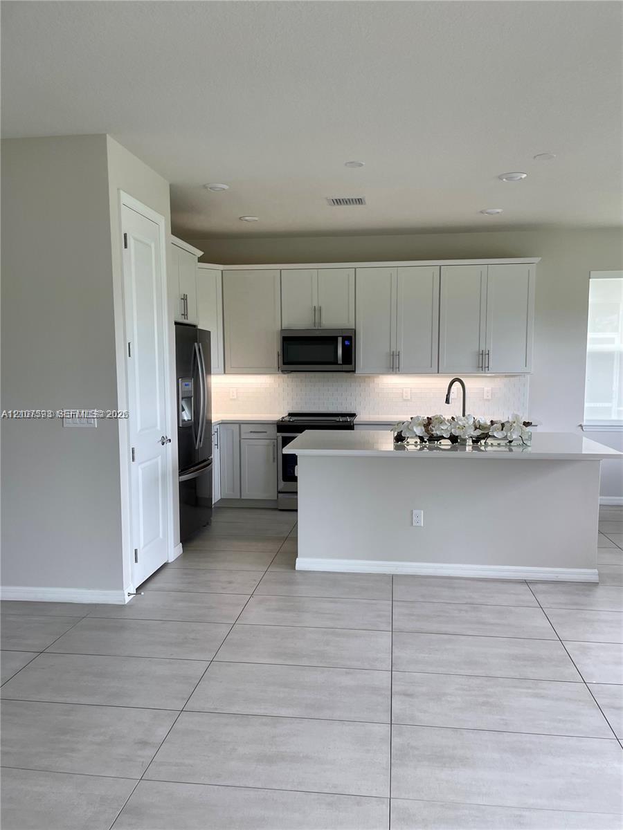 See details 4615 3 / 3 2220 sq. ft. $ 2026-10-15 0 Photo