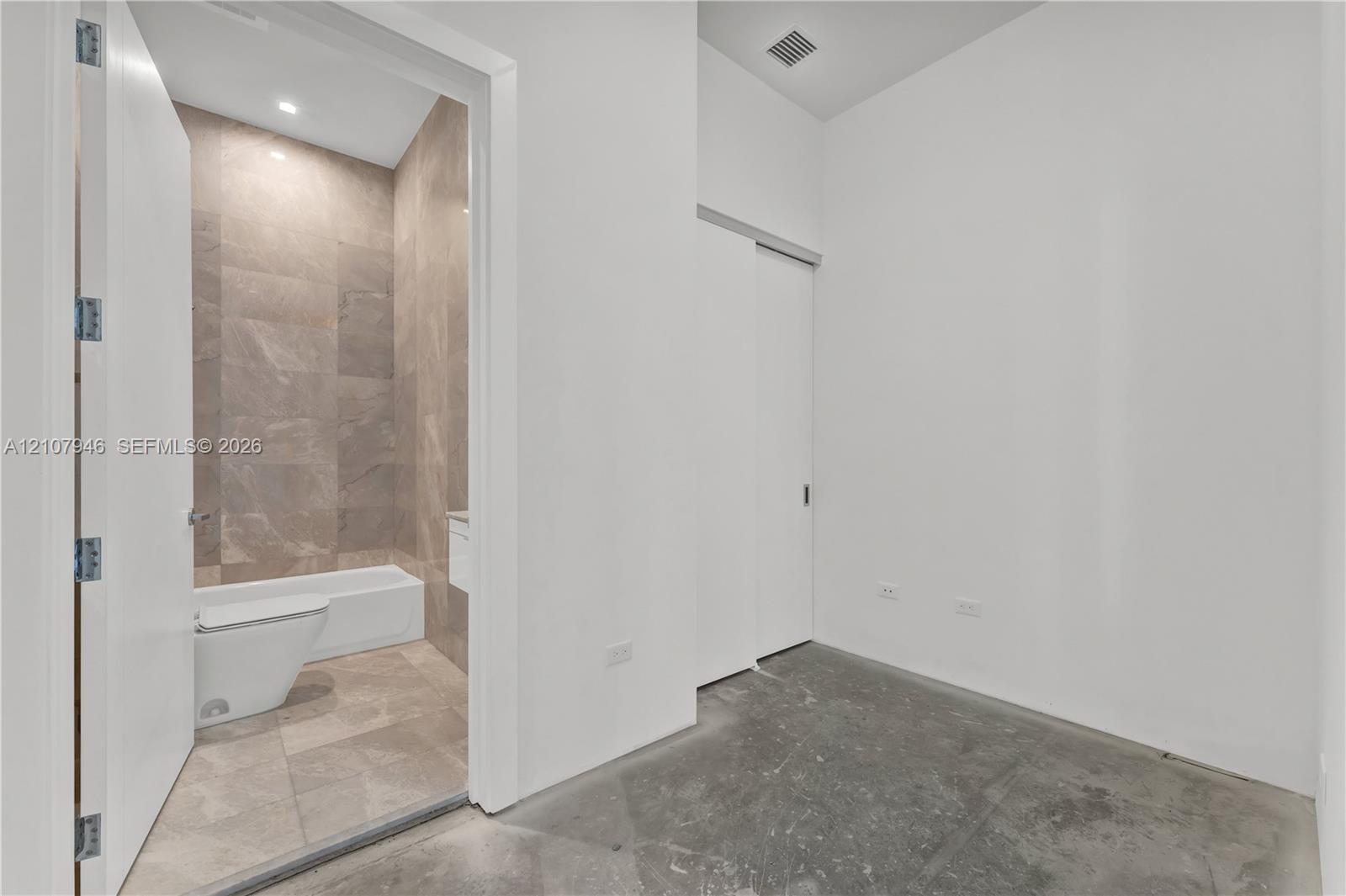 See details 1501 4 / 6 3252 sq. ft. $ 2026-10-16 0 Photo