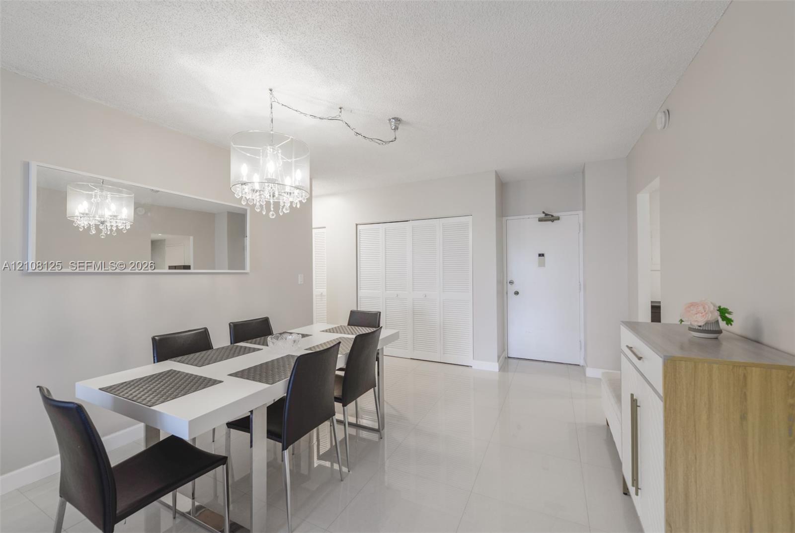 See details 8M 1 / 2 870 sq. ft. $ 2026-10-16 0 Photo
